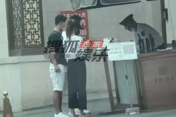 34歲釋小龍乘百萬豪車看別墅,嬌妻緊隨身旁,兩人同框超有夫妻相