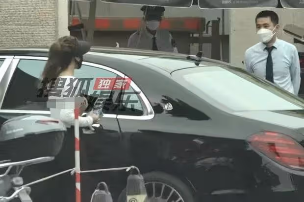 34歲釋小龍乘百萬豪車看別墅,嬌妻緊隨身旁,兩人同框超有夫妻相