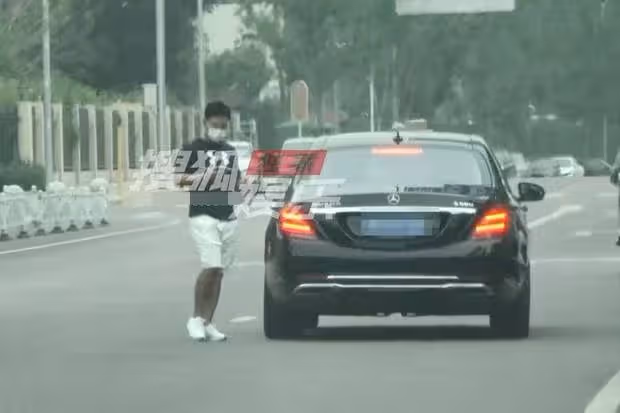 34歲釋小龍乘百萬豪車看別墅,嬌妻緊隨身旁,兩人同框超有夫妻相