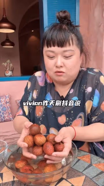 陳嘉佳當吃播試做「荔枝加煉奶」　網憂心勸：少吃點糖吧