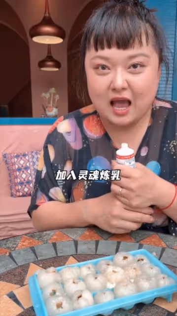 陳嘉佳當吃播試做「荔枝加煉奶」　網憂心勸：少吃點糖吧