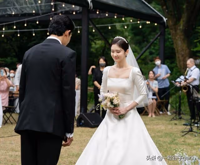 韓國女演員張娜拉結婚,分享婚紗照