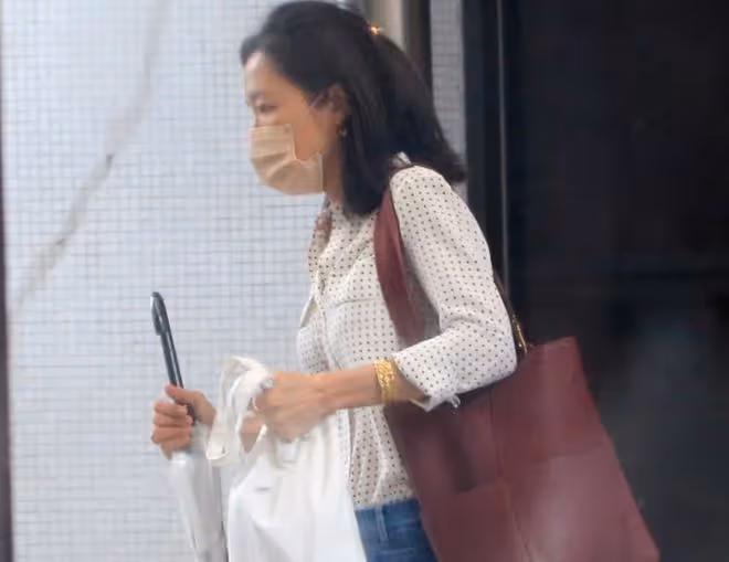 庾澄慶二婚妻子坐豪車出行!穿短褲美腿太吸睛,保安看得目不轉睛