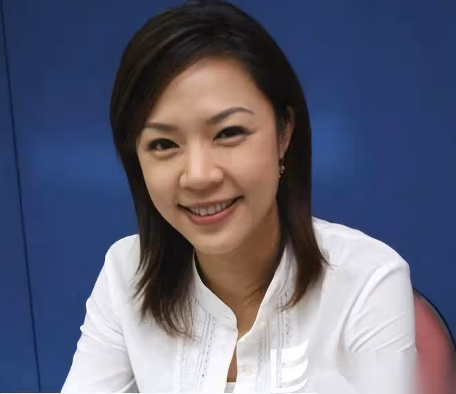 庾澄慶二婚妻子坐豪車出行!穿短褲美腿太吸睛,保安看得目不轉睛