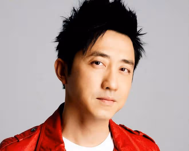 庾澄慶二婚妻子坐豪車出行!穿短褲美腿太吸睛,保安看得目不轉睛
