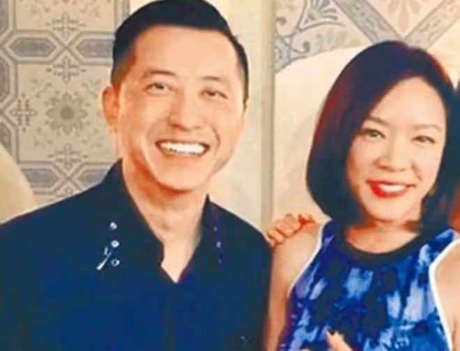 庾澄慶二婚妻子坐豪車出行!穿短褲美腿太吸睛,保安看得目不轉睛