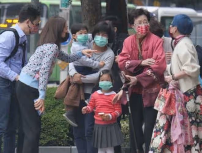 庾澄慶二婚妻子坐豪車出行!穿短褲美腿太吸睛,保安看得目不轉睛