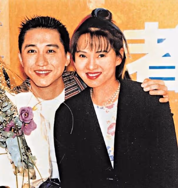 庾澄慶二婚妻子坐豪車出行!穿短褲美腿太吸睛,保安看得目不轉睛