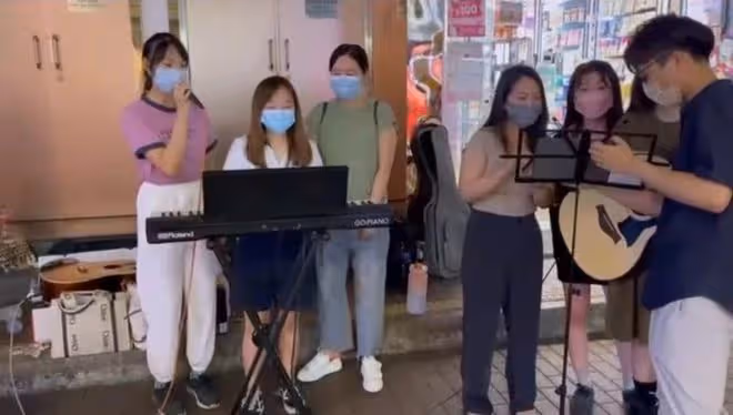 56歲港星李麗珍現身街頭彈唱，打扮樸實無人識，昔日女神發福明顯