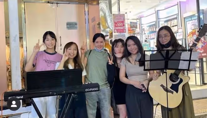 56歲港星李麗珍現身街頭彈唱，打扮樸實無人識，昔日女神發福明顯