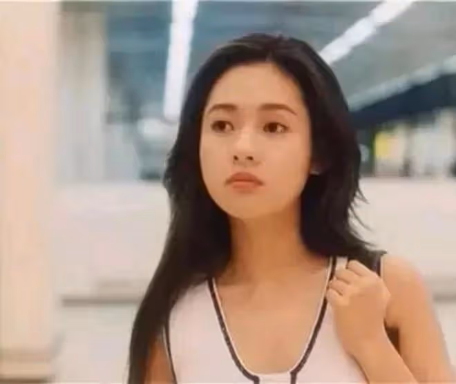 56歲港星李麗珍現身街頭彈唱，打扮樸實無人識，昔日女神發福明顯