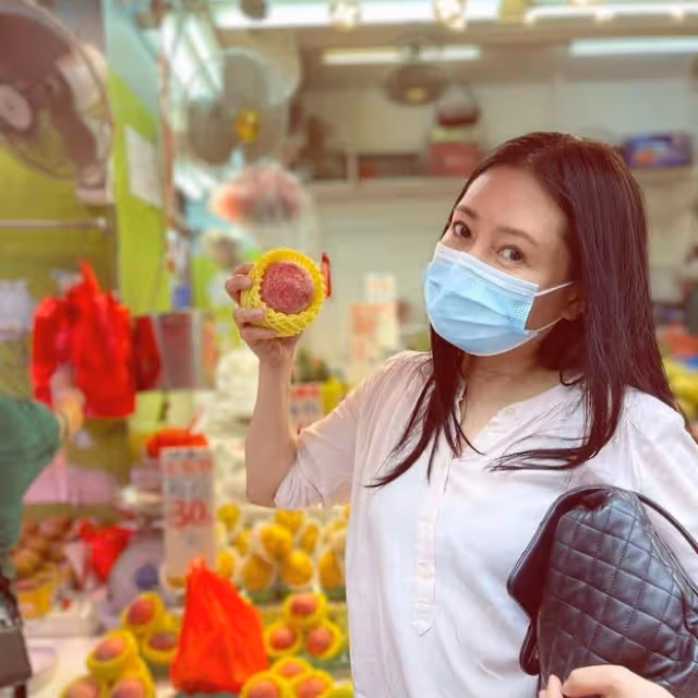 56歲港星李麗珍現身街頭彈唱，打扮樸實無人識，昔日女神發福明顯