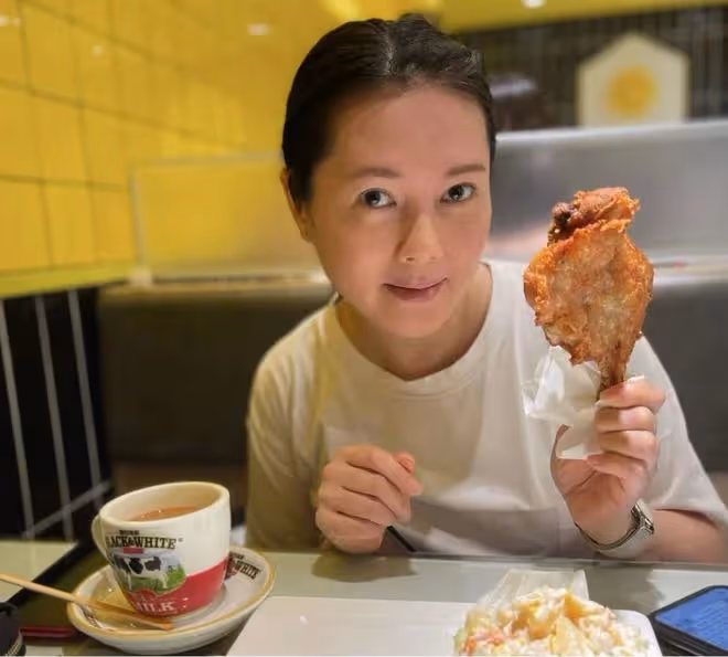 56歲港星李麗珍現身街頭彈唱，打扮樸實無人識，昔日女神發福明顯