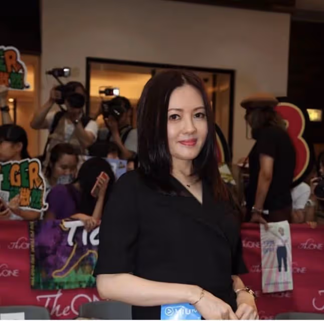 56歲港星李麗珍現身街頭彈唱,打扮樸實無人識,昔日女神發福明顯