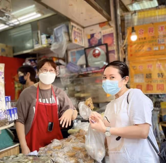 56歲港星李麗珍現身街頭彈唱,打扮樸實無人識,昔日女神發福明顯