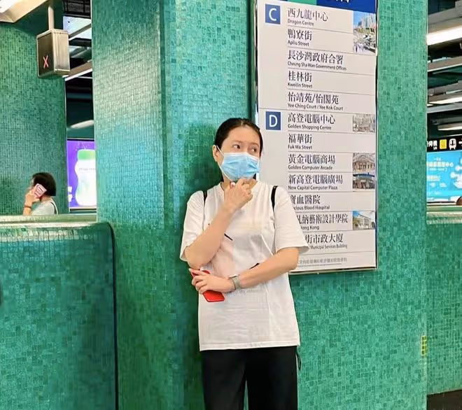 56歲港星李麗珍現身街頭彈唱,打扮樸實無人識,昔日女神發福明顯
