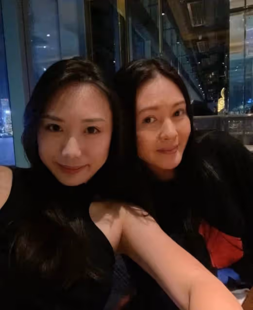 56歲港星李麗珍現身街頭彈唱,打扮樸實無人識,昔日女神發福明顯