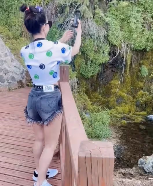 47歲李玟新疆出遊被偶遇,在酒吧唱歌熱舞助興,和路人合影身材佳