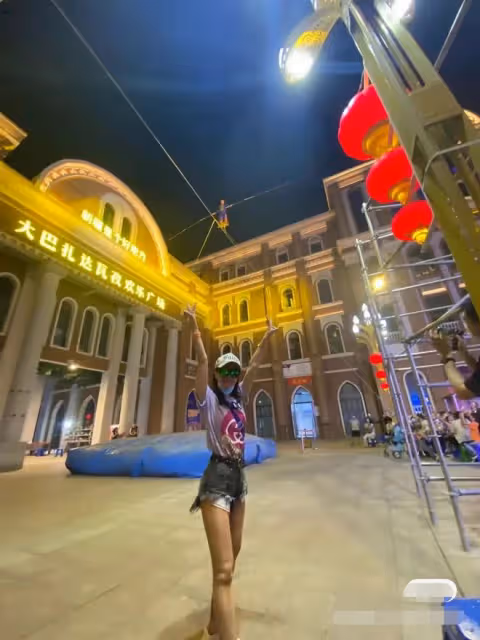 47歲李玟新疆出遊被偶遇,在酒吧唱歌熱舞助興,和路人合影身材佳