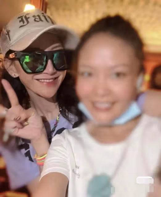 47歲李玟新疆出遊被偶遇,在酒吧唱歌熱舞助興,和路人合影身材佳