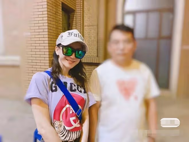 47歲李玟新疆出遊被偶遇,在酒吧唱歌熱舞助興,和路人合影身材佳