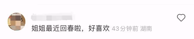 47歲李玟新疆出遊被偶遇,在酒吧唱歌熱舞助興,和路人合影身材佳