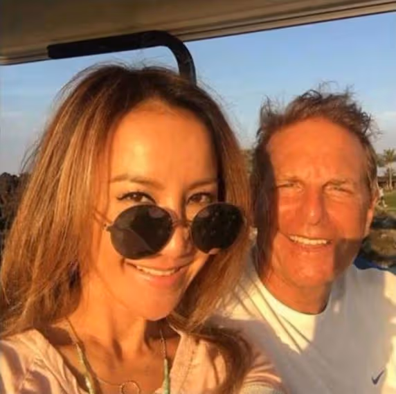 47歲李玟新疆出遊被偶遇,在酒吧唱歌熱舞助興,和路人合影身材佳