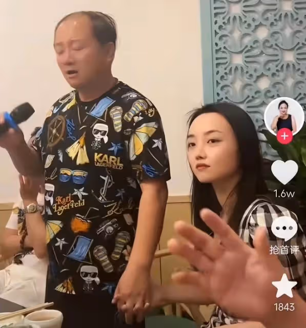 趙本山弟子又翻車!聚會與年輕女性十指緊扣,前妻控訴其婚內出軌