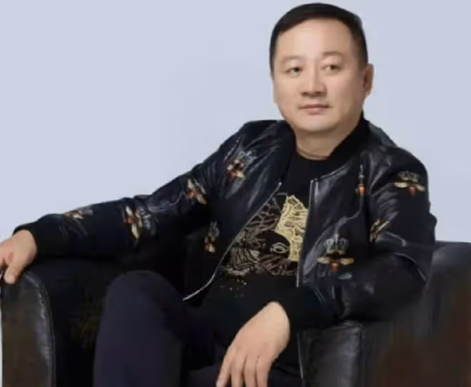 趙本山弟子又翻車!聚會與年輕女性十指緊扣,前妻控訴其婚內出軌