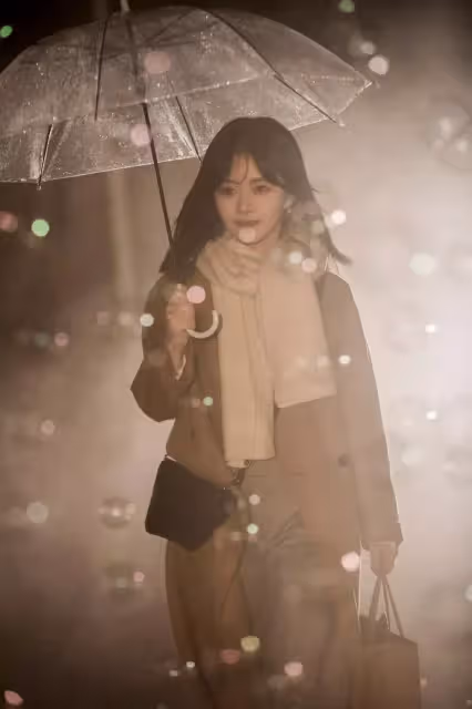 譚松韻的雨季氛圍感穿搭，有大女主的味道了！穿大衣看著好優雅