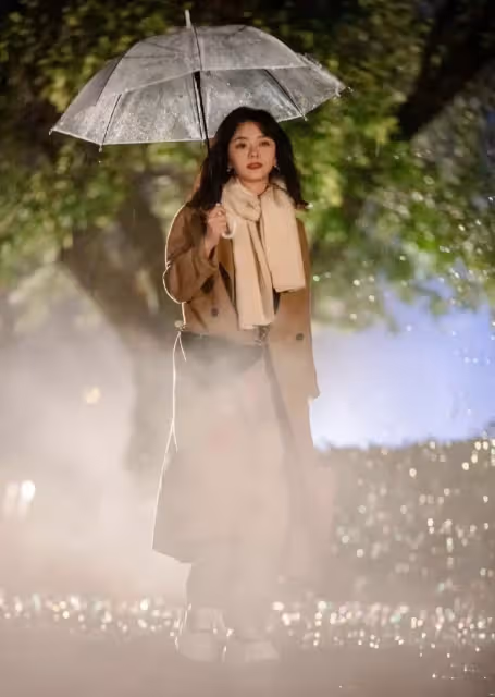 譚松韻的雨季氛圍感穿搭，有大女主的味道了！穿大衣看著好優雅