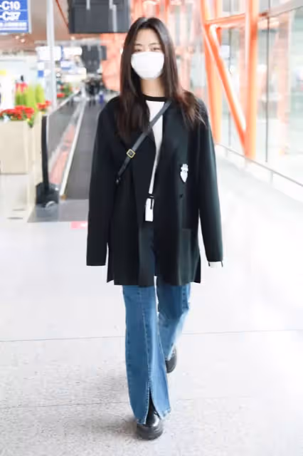 譚松韻的雨季氛圍感穿搭，有大女主的味道了！穿大衣看著好優雅