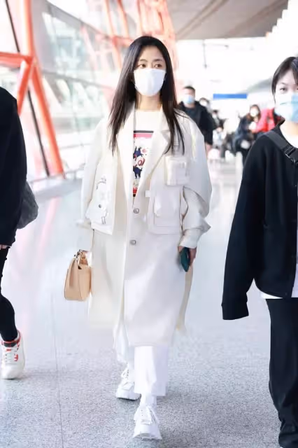 譚松韻的雨季氛圍感穿搭，有大女主的味道了！穿大衣看著好優雅
