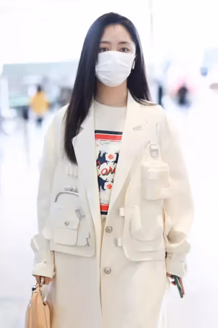 譚松韻的雨季氛圍感穿搭，有大女主的味道了！穿大衣看著好優雅