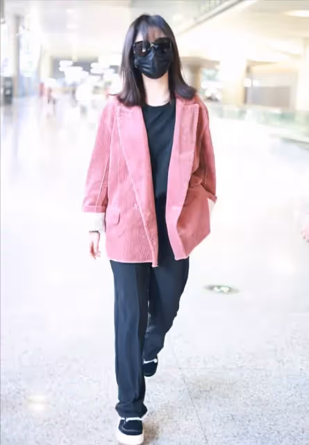 譚松韻的雨季氛圍感穿搭，有大女主的味道了！穿大衣看著好優雅
