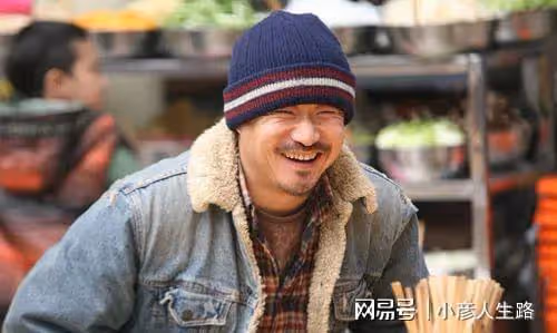 與陸毅是同學，出道20多年買不起房，娶了小18歲的白富美