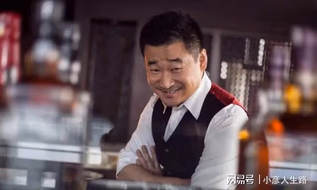 與陸毅是同學，出道20多年買不起房，娶了小18歲的白富美