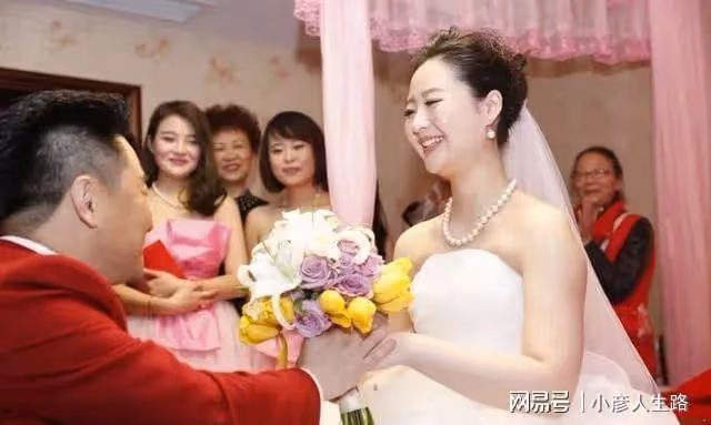 與陸毅是同學,出道20多年買不起房,娶了小18歲的白富美