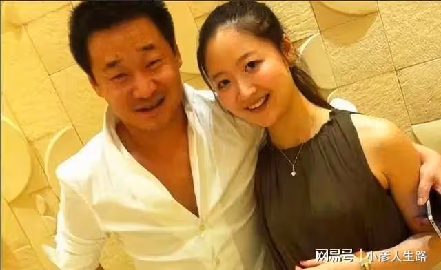 與陸毅是同學,出道20多年買不起房,娶了小18歲的白富美
