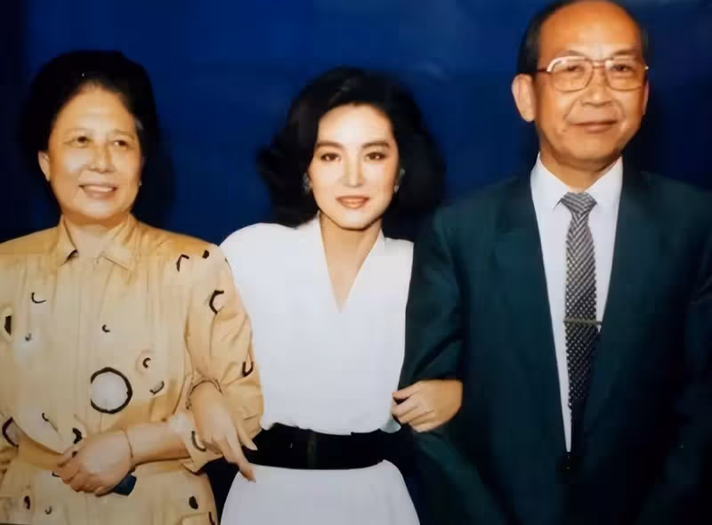 1990年大明星林青霞「與親姐」河南相認,對方家徒四壁,姐姐卻不要她一分錢