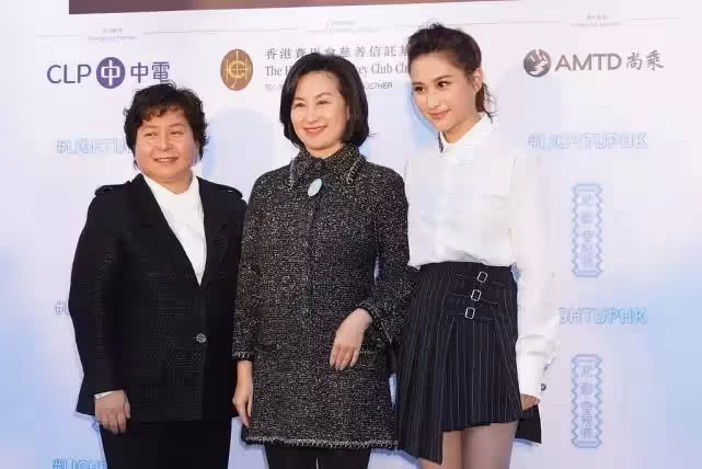 何超瓊近照曝光,穿黑色站在女兒中的C位,氣場好強啊,網友:氣質真不一般