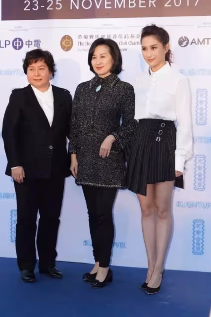 何超瓊近照曝光,穿黑色站在女兒中的C位,氣場好強啊,網友:氣質真不一般