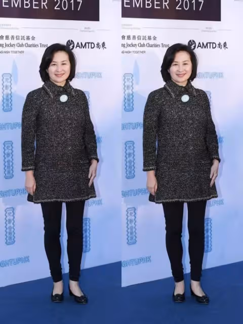 何超瓊近照曝光,穿黑色站在女兒中的C位,氣場好強啊,網友:氣質真不一般