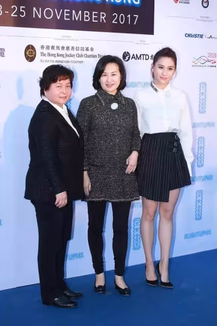 何超瓊近照曝光,穿黑色站在女兒中的C位,氣場好強啊,網友:氣質真不一般