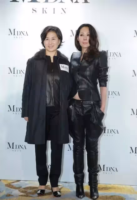 何超瓊近照曝光,穿黑色站在女兒中的C位,氣場好強啊,網友:氣質真不一般