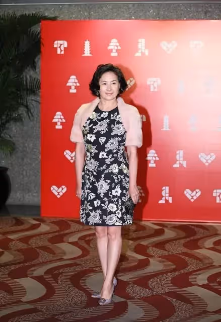 何超瓊近照曝光,穿黑色站在女兒中的C位,氣場好強啊,網友:氣質真不一般