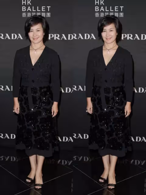 何超瓊近照曝光,穿黑色站在女兒中的C位,氣場好強啊,網友:氣質真不一般