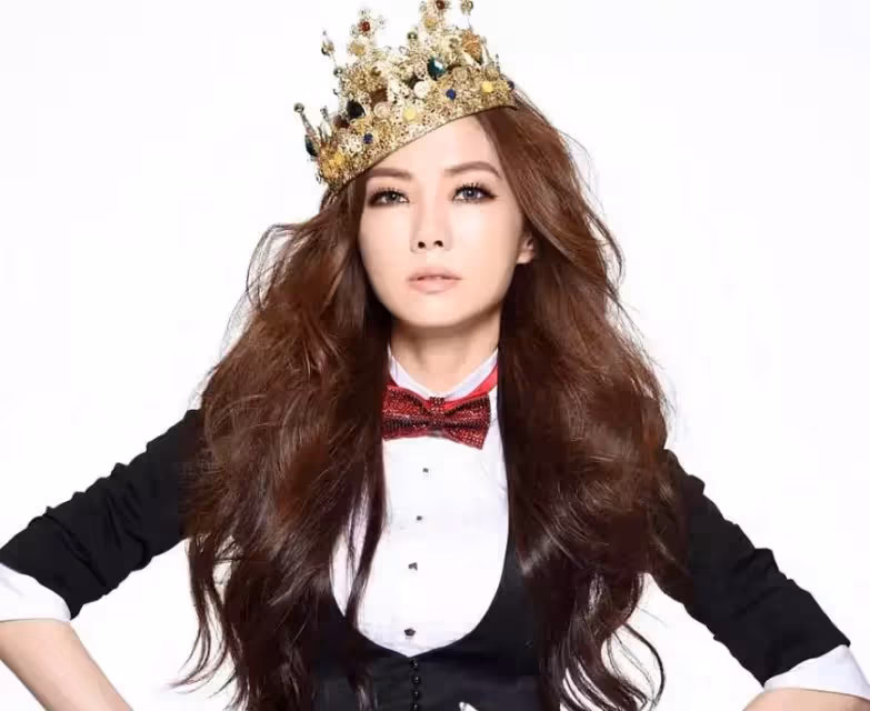 47歲女神謝金燕大秀身材!穿短褲炫107厘米長腿,大花臂太搶鏡,皮膚緊致腹部平坦,網友:這「防腐劑」太高級