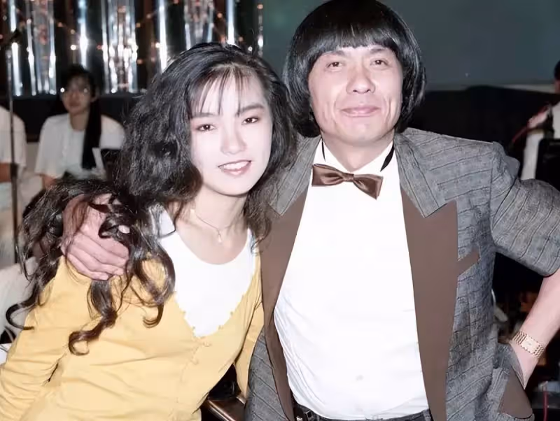 47歲女神謝金燕大秀身材!穿短褲炫107厘米長腿,大花臂太搶鏡,皮膚緊致腹部平坦,網友:這「防腐劑」太高級