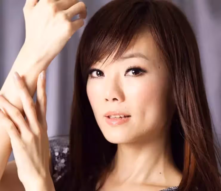 47歲女神謝金燕大秀身材!穿短褲炫107厘米長腿,大花臂太搶鏡,皮膚緊致腹部平坦,網友:這「防腐劑」太高級